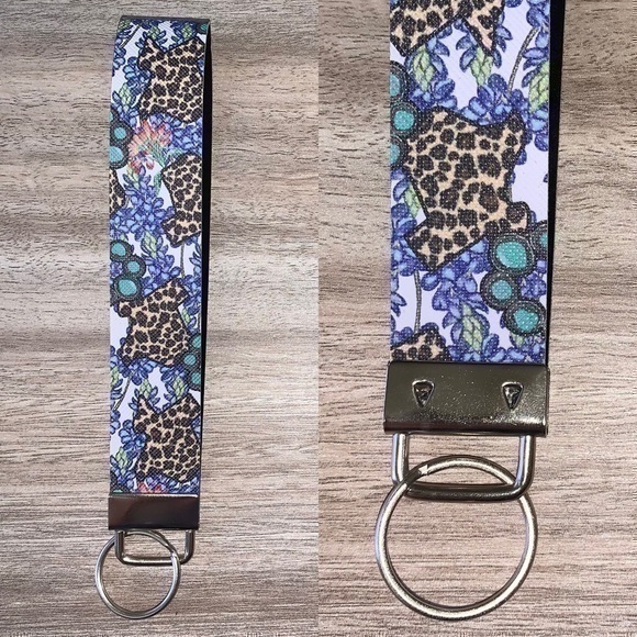Wrangler Accessories - Texas cheetah print blue bonnets wristlet car keychain new